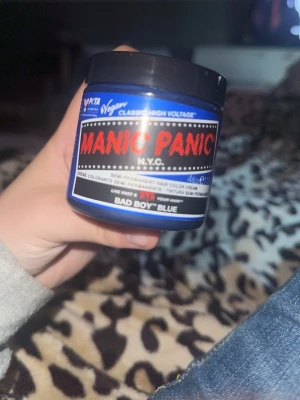 Manic Panic Bad Boy Blue hårfärg - Säljer min manic panic i bad boy blue då jag köpte fel, priset tar ja från hemsidan jag köpte av och vill gärna sälja den för full pris då den inte är öppnad 