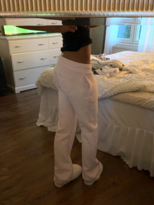 Gina tricot extra low mjukis byxor tall - Ett par rosa mjukisbyxor från ginatricot. Det är extra low och tall i längden🥰använda 2-3 gånger❤️ jag är 170