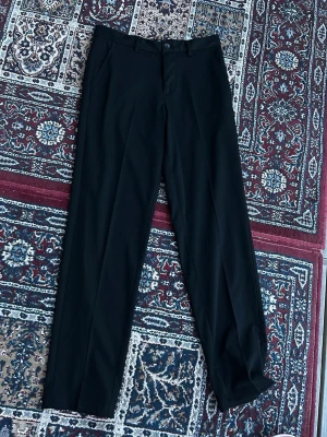 Kostymbyxor Jack and Jones  - Svarta kostymbyxor från Jack and Jones, använda några gånger bara, utmärkt skick. ☺️
