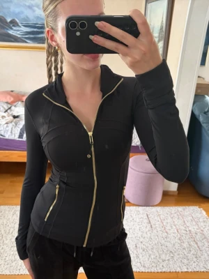 define jacket - very good condition but size tag is cut off, size 4 fits S