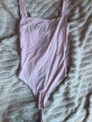 Ljusrosa tunn body  - Ljusrosa body från new yorker, använd en gång. Super skönt material🩷