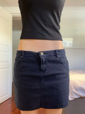Jeanskjol - Fin jeanskjol med lågmidja🤍 Midjemått rakt över: 39 cm
