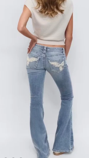 Lågmidjade jeans  - Säljer ett par ljusblå bootcut jeans med slitningar framtill och supersnygga bakfickor. Jeansen har låg midja. De är från Gina tricot där de just nu är slutsålda. Nypris: 399💓💫
