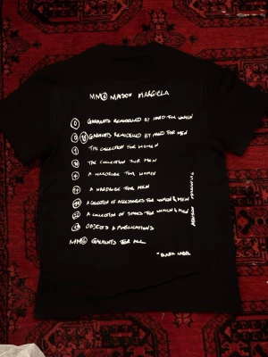 Maison Margiela t-shirt - Svart t-shirt från Maison Margiela unik och efterfrågad modell | perfekt för clean sommar outfits! | Skick : 10/10 Inga tecken på användning | Masion margiela påsen ingår på köpet | Storlek EU S | Längd : 64 cm | Bredd : 46 cm | pris går att diskutera vid snabbaffär / bundle köp! 