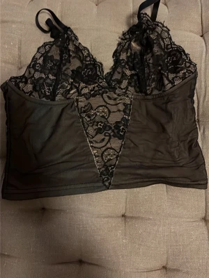 Spets topp - Säljer en spets topp från Bik bok som är på tok för liten för mig.