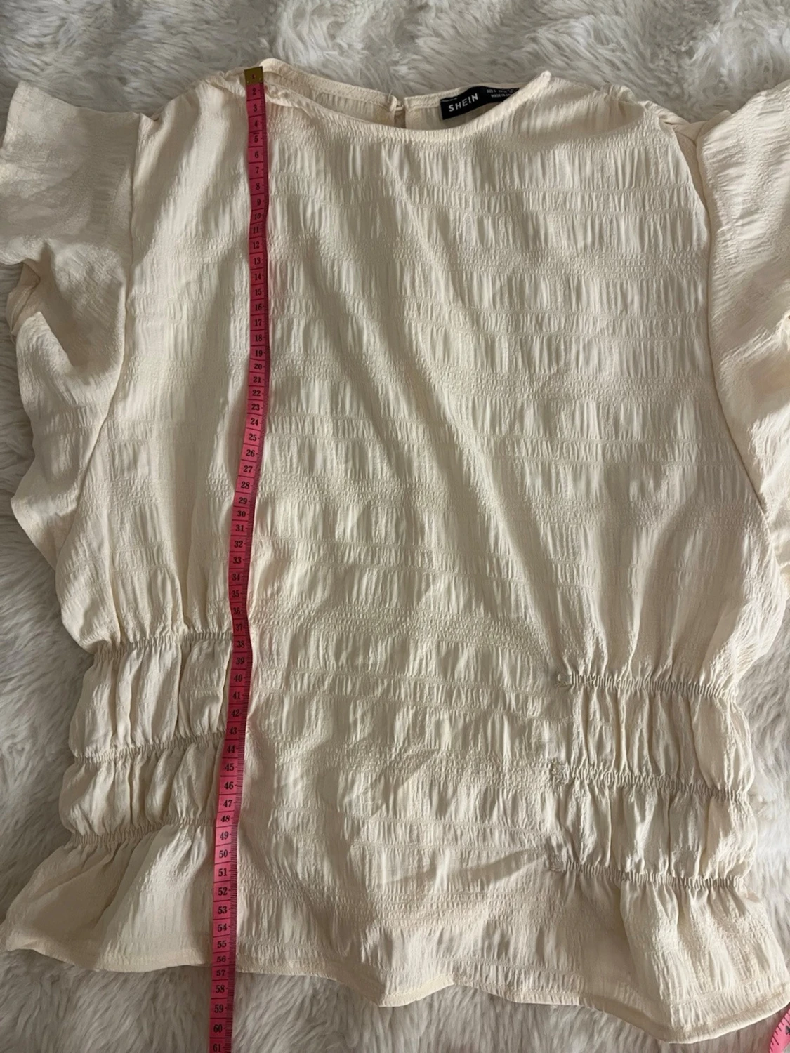 Vit blus med rynkdetaljer och volanger - 2