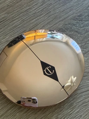 Charlotte Tilbury Airbrush Flawless Finish puder <3 - Säljer ett Charlotte Tilbury Airbrush Flawless Finish puder i färgen Medium. Perfekt för att få en slät och matt finish på huden. Innehåller 8g och är refillbar. Endast testad❤️ säljer pga att jag tog fel färg! Annars bästa pudret jag testat! Värd hypen! Ord pris 629kr! orginalförpackning kommer med