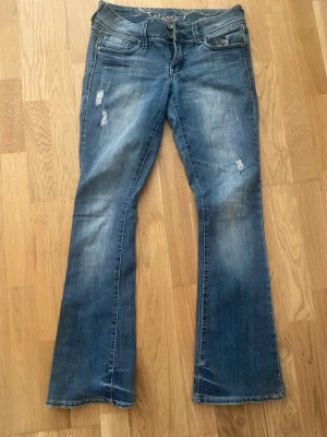 Blå lowwaist bootcut jeans - Säljer dessa skit snygga blå bootcut jeans från Tinsell! Super låg midja men bootcut och sitter jätte fint i passformen🥰 Säljer dessa då dom tyvärr var förstora så aldrig använda😊 Postar inom 24h!