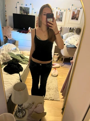 Mörkblå bootcut jeans - Säljer ett par mörkblå bootcut jeans med låg midja och klassisk femficksdesign. Jeansen har en snygg passform och är perfekta för dig som gillar en tidlös look. Materialet är denim med lätt stretch för extra komfort.