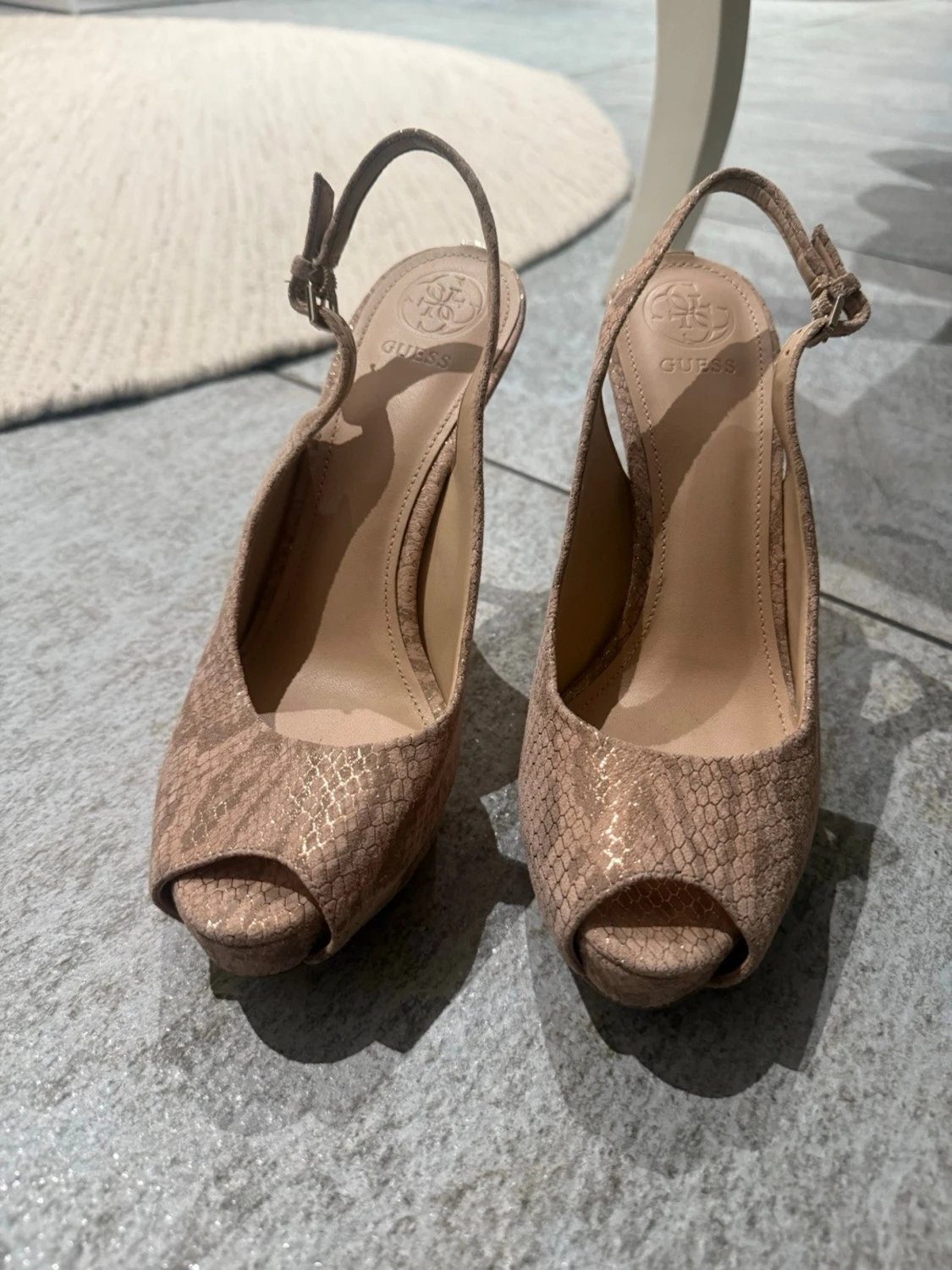 Beige peep toe pumps från Guess - 3