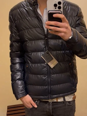 Mörkblå dunjacka herr - Javier Lobato - Säljer min mörkblåa dunjacka från det spanska märket Javier Lobato. Köpt på en herrekipering i Alicante för två år sedan. Nypris ligger på 289 euro (ca 3000kr, mitt pris 899kr. Inga hål eller fläckar på den. Tveka inte på att höra av dig vid eventuella frågor eller funderingar.