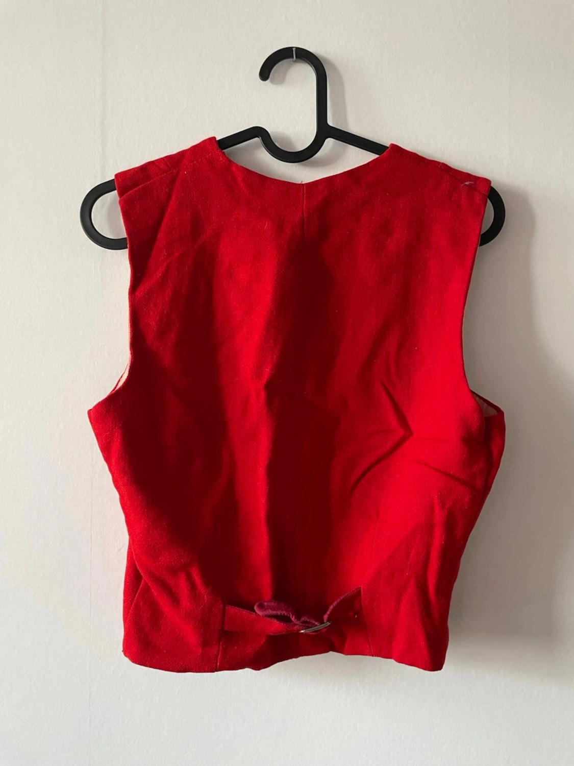 Röd broderad väst med blommor - 1