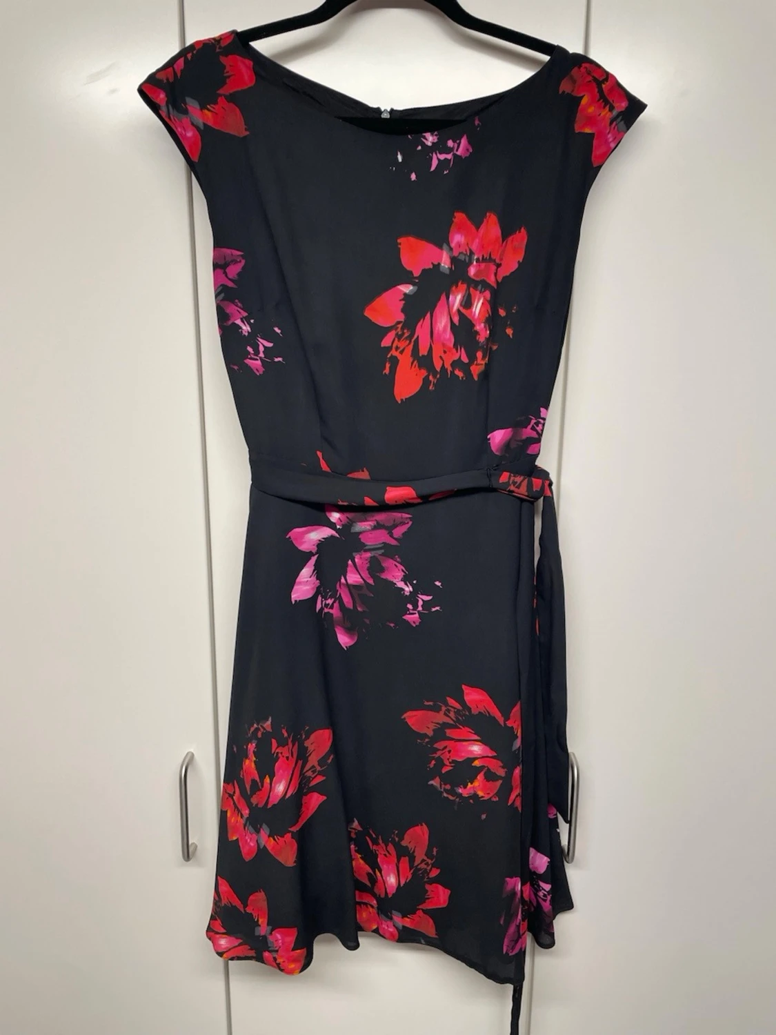 Svart blommig klänning med bälte