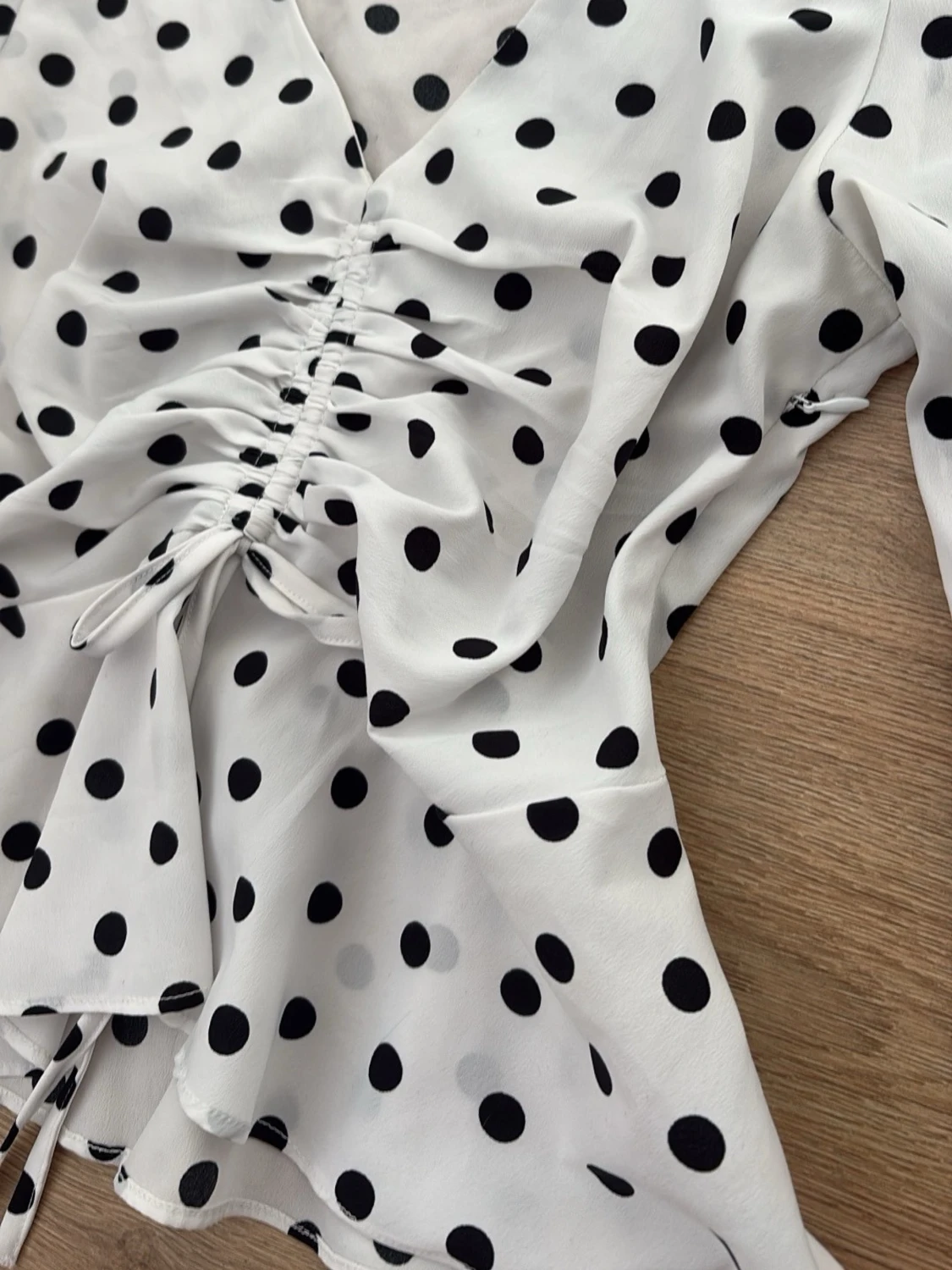 Vit prickig blus med rynkdetalj - 1