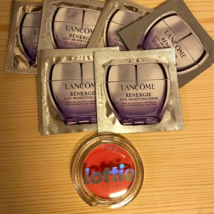 Lottie London rouge i persikoton - Säljer ett Lottie London rouge i en fräsch persikoton. Rouget kommer i en rund genomskinlig plastförpackning med holografisk logga på locket. Perfekt för att ge kinderna en naturlig glow och färg. Fungerar även som ögonskugga och highlighter. Prover på dagkräm hänger med. 