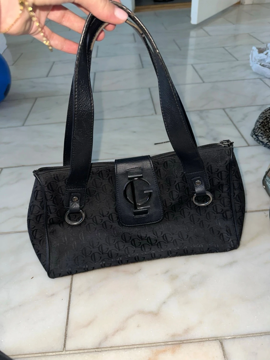 Svart handväska från Guess