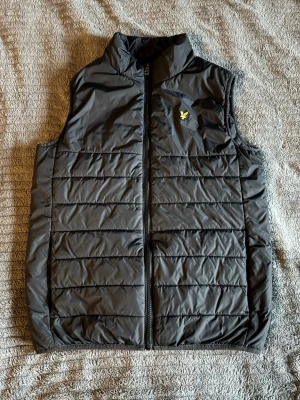 Svart lyle & Scott väst  - Storlek 12-13 passar pojke 160-170