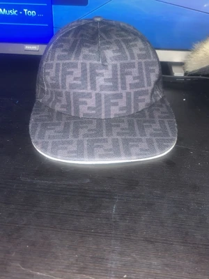 Fendi Keps  - Säljer min Fendi keps använd ett par gånger Helt ny och dustbäg finns för den Dm för mer frågor Och priset går o diskutera 