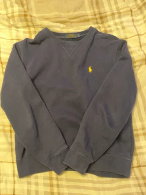 Mörkblå sweatshirt från Polo Ralph Lauren - Riktigt fet hoodie från Ralph Lauren som är äkta. Bara skriva vid frågor