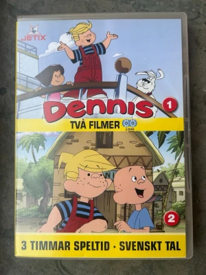 Dennis 2 filmer dvd - Innehåller episod 15 - 22: Upp, upp och iväg, Det är ett ruff liv, En bättre musfälla, Rid dem cowboy, Snögubbetokigt, Tokhopp, Stark medicin, Invasion från rymden. Speltid 180 minuter. Svenskt tal.  Finns på språk: Svenska, Danska, Norska    OBS!! skivorna är begagnade så det kan förekomma repor/hairlines på skivorna, men då jag kollar igenom alla filmer jag säljer garanterar jag att alla funkar felfritt om inget annat står! :)