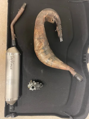 Trim delar am6 - Säljer trim delar till am6, plus org förgasare. Allt funkar som de ska allt är urpluggat! Har suttit på en reiju och en fantic. Med bara detta så toppar den ca 70. Råkar Skixka med 13 drev och ospärrad ECU till verkstan av misstag, när ja får hem det igen skall det oxå säljas! Om du vill ha de så skriv så löser vi något. Skixka för mer info eller bilder! Går ner i pris vid snabb affär