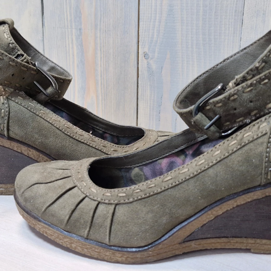 Olivgröna mocka kilklackar - 2