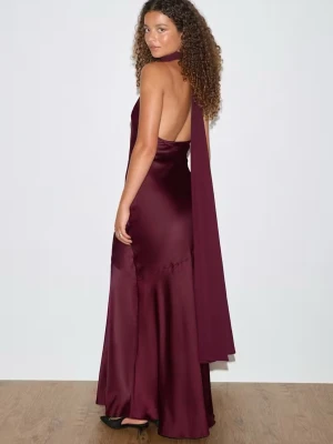 Vinröd långklänning i satin - Snygg vinröd långklänning i satin med hög hals och öppen rygg. Klänningen har en elegant, figurnära passform och ett långt band som hänger ner från halsen. Perfekt för dig som vill sticka ut med en stilren look. Prislappen finns kvar och denna klänningen är nu slutsåld överallt. Pris kan diskuteras!❤️❤️