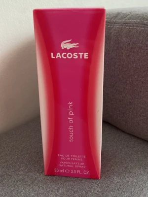 Lacoste Touch of Pink EdT 90 ml - Lacoste Touch of Pink i 90 ml. Helt ny i orginal förpackning 🫶🏼🥰🥰