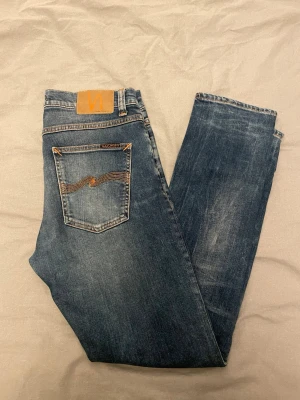 Nudie Jeans - Säljer ett par nudie jeans i storlek 30/30. De är i använt skick men fortfarande väldigt fina, modell Lean Dean!