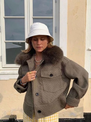 Meotine jacka - Fin meotine jacka i använt men bra skick, lite nopprig men går att få bort med noppmaskin/ rakhyvel om man vill! Säljer för att den tyvärr inte kommer till använding :( Storlek S/M