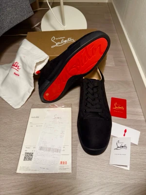 Louboutin herr - Säljer ett par snygga svarta loubs, sköna till alla möjliga platser och tillfällen. Skriv ifall ni vill ha skorna reserverade eftersom jag vid tillfället inte har dem just nu☺️