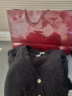 adoore klänning/kofta - Säljer pga min mamma köpte men kom inte till användning aldrig använt :)  man kan få med påse om man vill! original pris 1700 och bor man i stockholm kan jag mötas