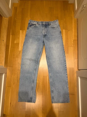 Just Junkies raka jeans - Säljer ett par ljusblå jeans från Just Junkies med rak passform och klassisk femficksdesign. Jeansen har hög midja och är tillverkade i ett slitstarkt denimtyg. Perfekta för en avslappnad och trendig look.                                                         Wilder New Zar Blue heter modellen.                Modellen på bild är 185cm lång och väger 82kg och storleken är W32/L34