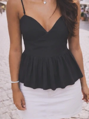 Svart sommar topp - Säljer min söta topp då den aldrig har kommit till användning. Jätte söt! Hör av er om mer info 💝💝