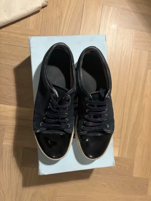 Lanvins skor - Hej,säljer dessa marinblåa lanvin skor inströk 40-41 som har en deffekt på sulan där av de låga men defekten är enkel att laga hos en sko makare annars är skorna i bra skick obs kvitto ingår ej