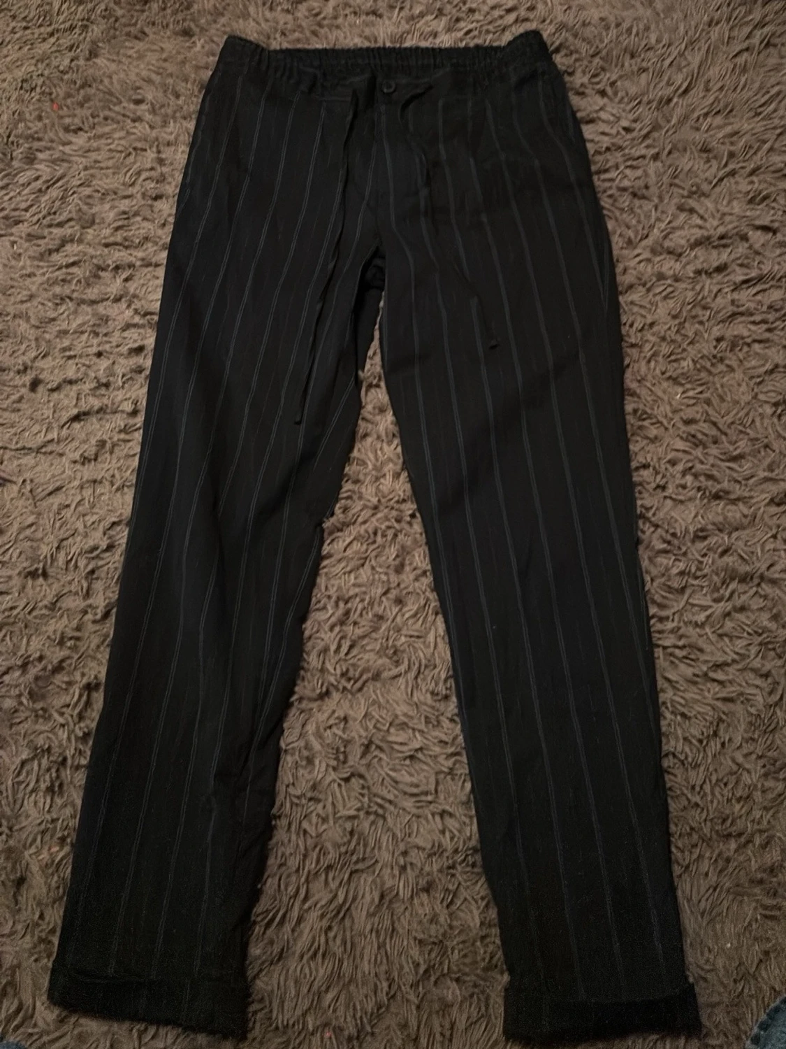 Svarta kostymbyxor med smala ränder