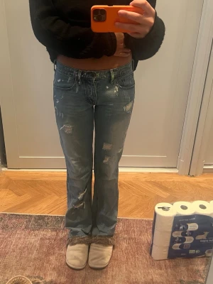 Jeans - Coola bootcut jeans med slitning och målarfärg detaljer ❤️ köptes secondhand för ca 900kr från usa så de är väldigt one of a kind! ALDRIG använts ‼️