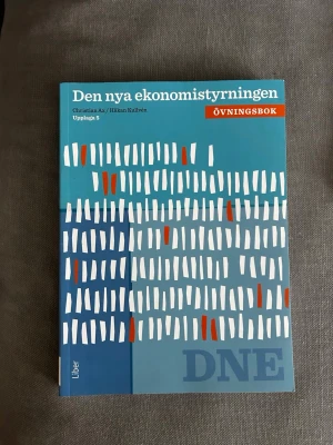 Den nya ekonomistyrningen Övningsbok - Övningsbok till 'Den nya ekonomistyrningen' av Christian Ax och Håkan Kullvén, upplaga 5. Boken har ett blått och turkost omslag med vita och röda grafiska mönster samt tydlig titel. Perfekt för dig som pluggar ekonomi eller företagsekonomi.