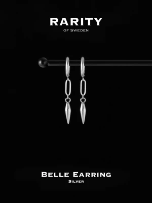 Belle Earring silverörhängen - Snygga örhängen från Rarity of Sweden i silverfärg. De har en modern design med små ringar och avlånga, spetsiga hängen som ger en edgy vibe. Perfekta för dig som gillar minimalistiska men ändå unika smycken.