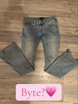 True religion jeans - BYTE - KÖP INTE, BYTE ENDAST! Någon som vill byta ett par trueys i modellen joey, storlek W23 mot mina? Helst i nån slags blå färg. Mina är också i modellen joey, stl W24. Finns tecken på användning (se bilder). Behöver absolut icke vara i topp skick då mina it är det. Hör av er angående frågor!💗