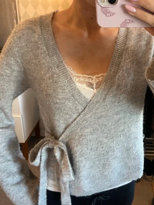 Omlott-tröja  - Grå stickad omlotttröja från Gina tricot. 
