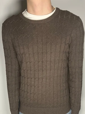 Kabelstickad J.Lindeberg tröja - Säljer en ritkigt snygg och trendig Kabelstickad J.Lindeberg tröja i fint skick, storlek M, vid frågor är det bara att skriva //Gramenti