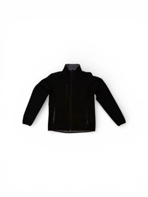 Svart vindjacka från Clique - Stilren svart vindjacka från Clique med hel dragkedja framtill och två sidofickor med dragkedja. Jackan har en hög krage och insida i grått tyg för extra komfort. Perfekt för blåsiga dagar och enkel att matcha med olika outfits.