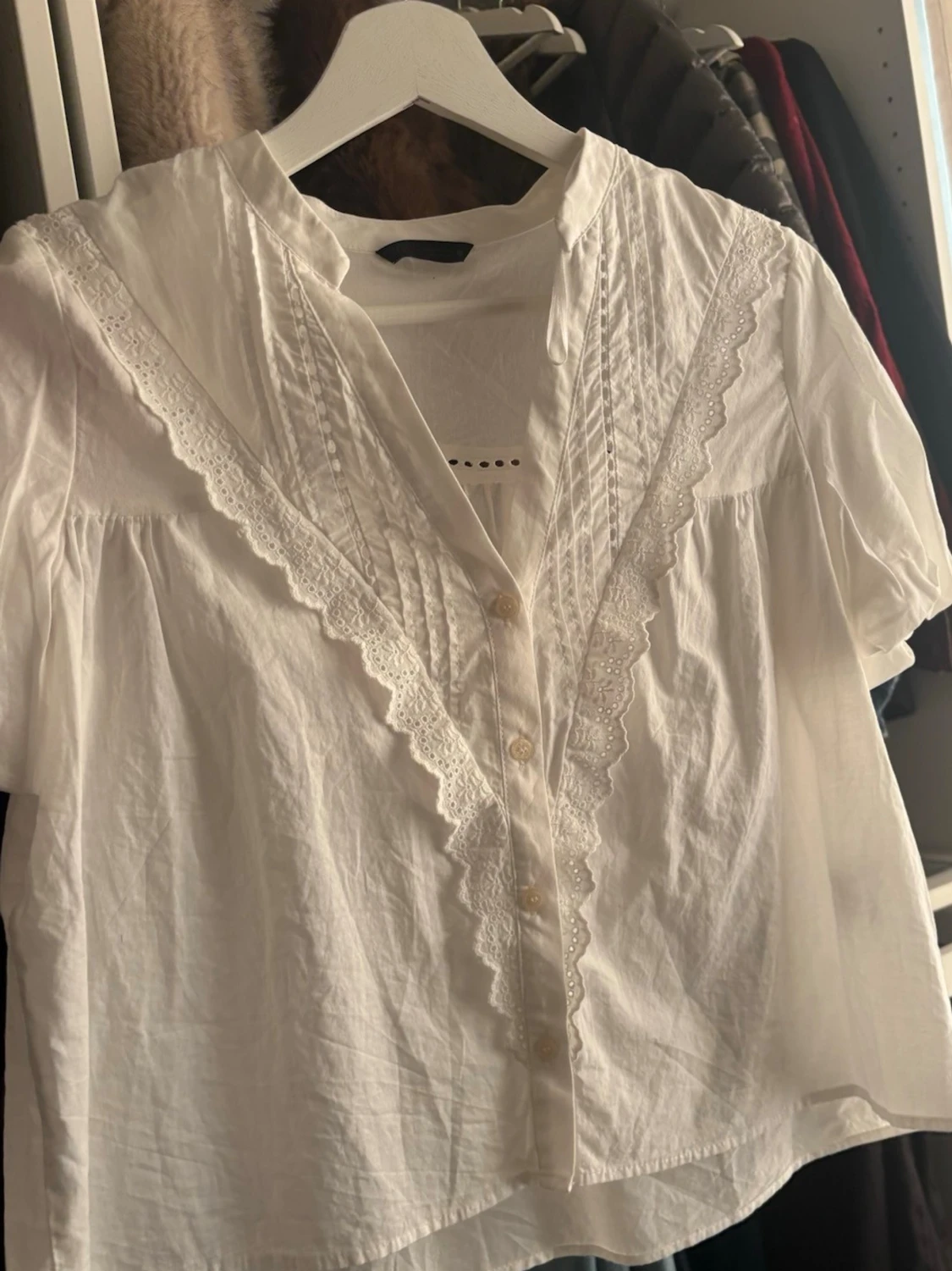 Vit blus med spetsdetaljer - 1