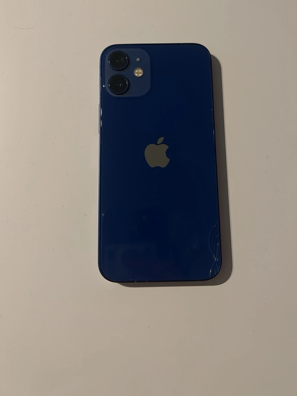 Blå iPhone 12 mini  med dubbla kameror