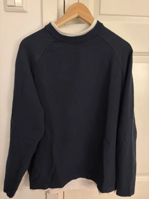 Mörkblå sweatshirt från Threadbare - En stilren mörkblå sweatshirt från Threadbare med rund halsringning och långa ärmar. Tröjan har en klassisk passform och är tillverkad i mjukt material som passar perfekt till en avslappnad look. Helt Ny! Använt ca 2-3 ggr.