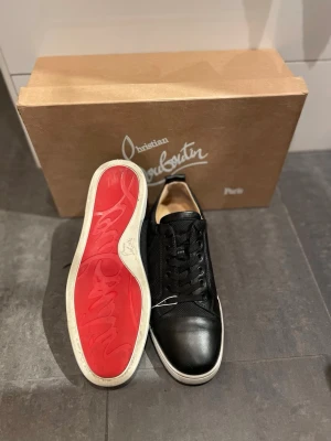 Christian Louboutin - Christian Louboutin skor i svart färg. 9/10 skick. Ovanlig modell men självklart äkta. Box fins. Äkthets bevis fins då de köpte från lable source. Storlek 40 1/2