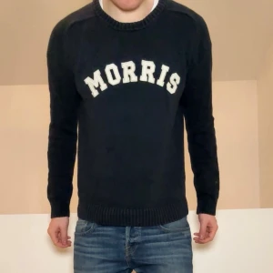 Mörkblå tröja Morris  - Säljer en sjukt fet tröja från Morris i färgen mörkblå. Tröjan är i bra skick då den har varit väl omhändertagen och är i strl M och sitter även som M. Hör gärna av er vid frågor elr funderingar!!