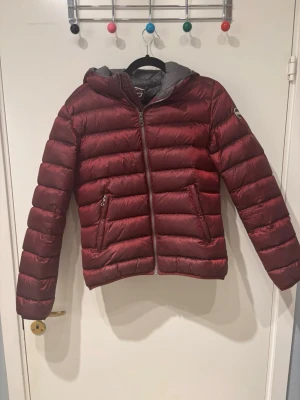 Colmar jacka - Jättesnygg colmar jacka i vinrött! Använd men i bra skick. IT 44 motsvarar S/M