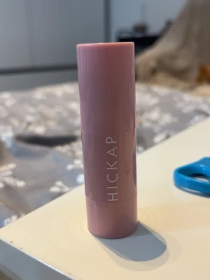 Hickap Golden Truffle Bronzer Stick - Testad 2 gånger. Krämig bronzer och contour stick från Hickap i nyansen Golden Truffle. Kommer i en smidig rosa hylsa som är enkel att ta med. Perfekt för att skapa en solkysst look eller definiera ansiktets konturer. Innehåller 8 g produkt.